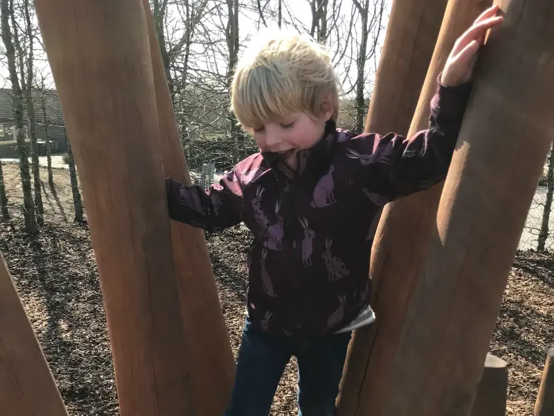 Lekredskap av naturmaterial.